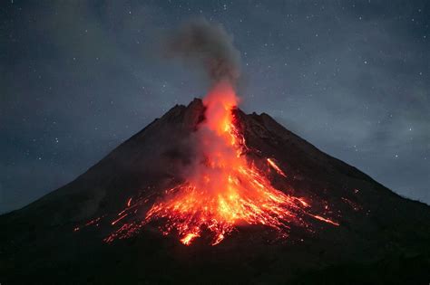 L'Éruption du Mont Merapi en 1006 : Un Spectre Volcanique et la Renaissance de l'Art en Java